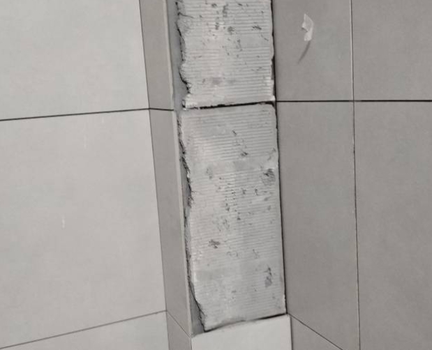 龙岩市瓷砖空鼓维修公司分享下瓷砖施工前基层浇水润湿程度不足，可能导致以下问题
