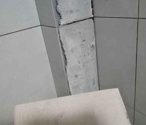 龙岩市瓷砖空鼓维修公司分享下厨房瓷砖脱落的补救措施。